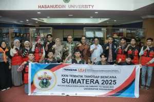 Rektor Universitas Hasanuddin, Prof. Dr. Ir. Jamaluddin Jompa, bersama Prof. drg. Muhammad Ruslin, M.Kes., PhD., Sp.BM(K) selaku Wakil Rektor Bidang Akademik dan Kemahasiswaan (WR I) Unhas, berfoto bersama mahasiswa  Administrasi Publik sebagai peserta KKN Tematik Tanggap Bencana Sumatera 2025 sebelum pemberangkatan, sebagai bentuk dukungan institusional terhadap pengabdian mahasiswa di wilayah terdampak bencana.